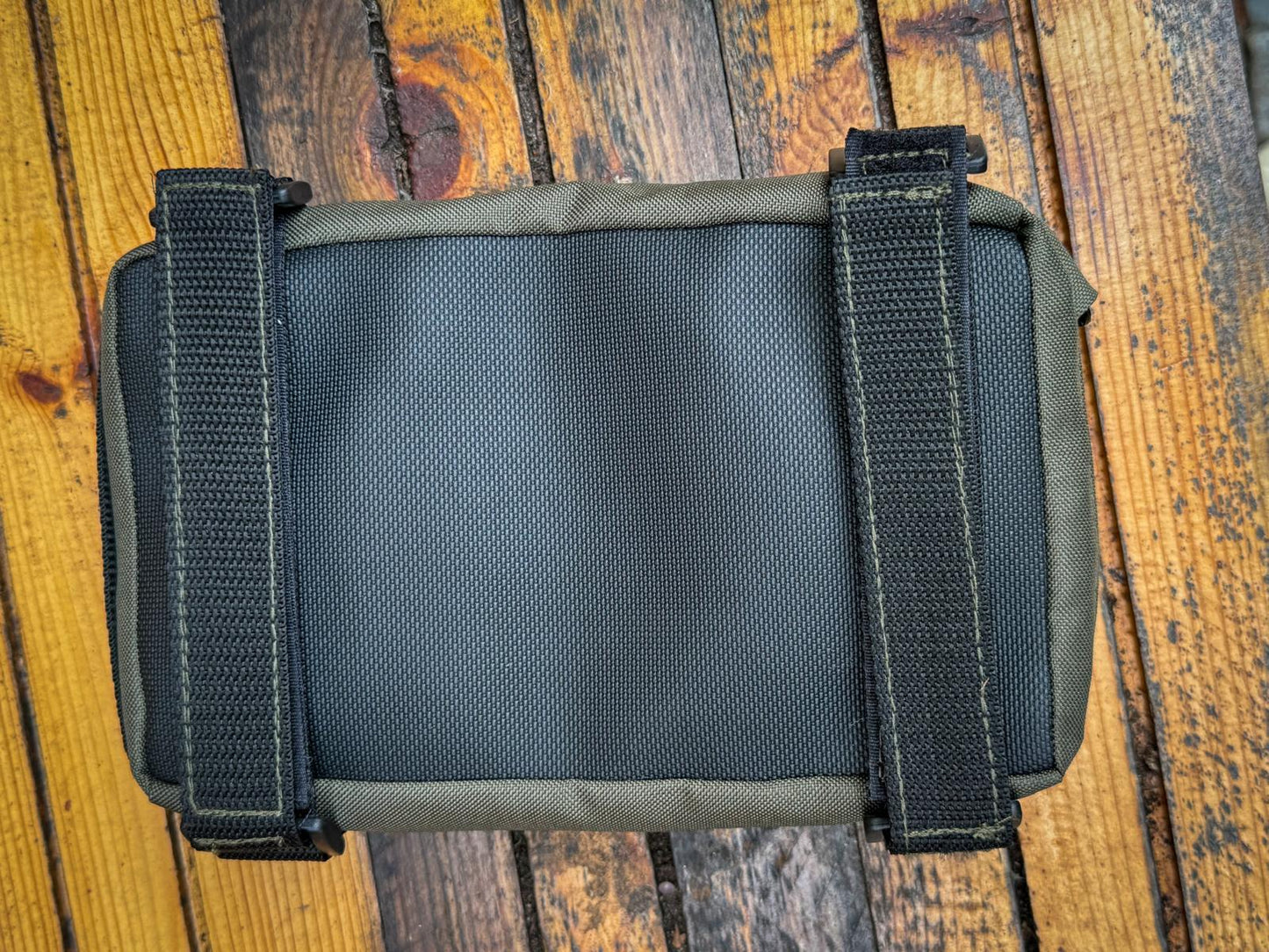 Mała poduszka strzelecka "Flat Bob" z paskami i wypełnieniem