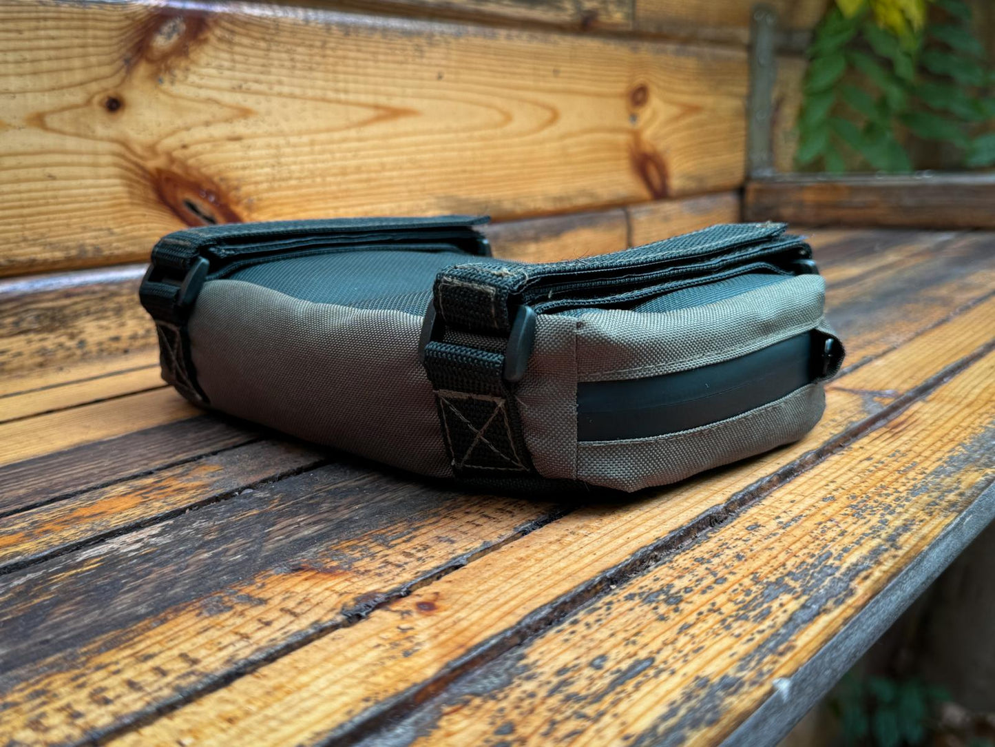 Mała poduszka strzelecka "Flat Bob" z paskami i wypełnieniem