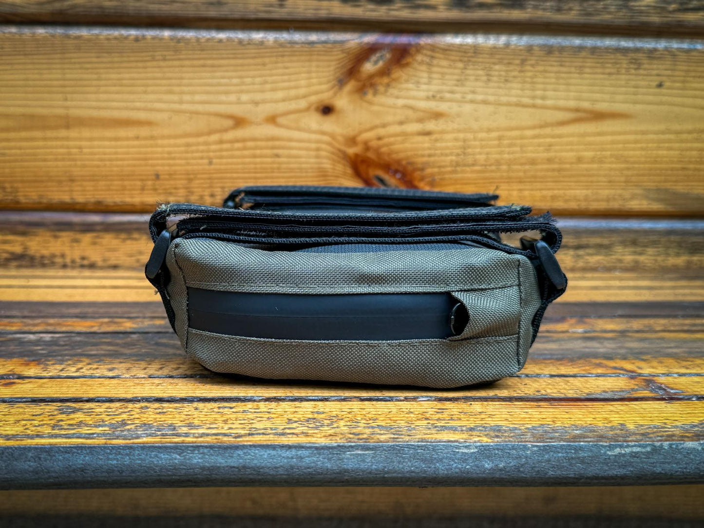 Mała poduszka strzelecka "Flat Bob" z paskami i wypełnieniem