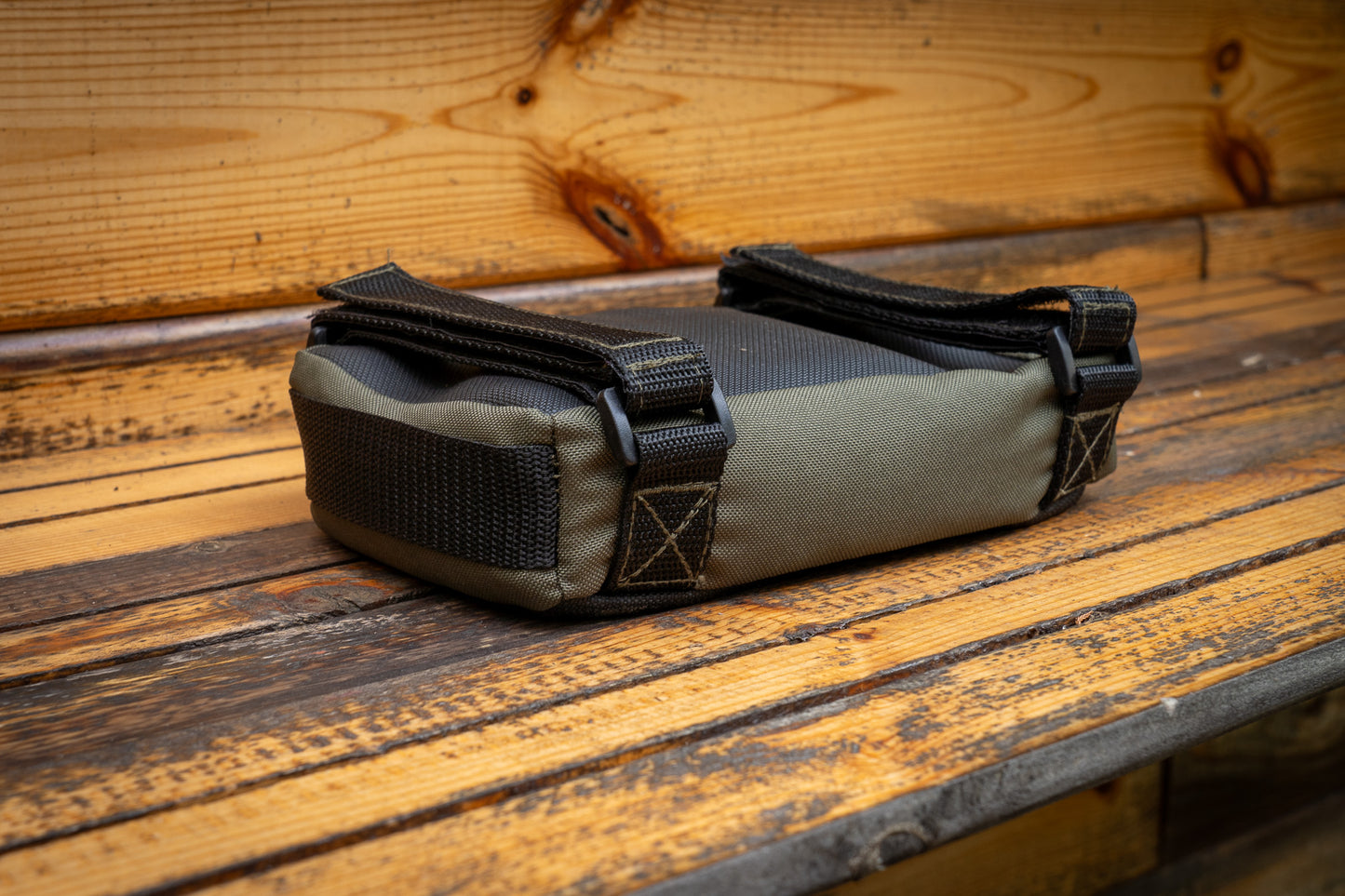 Mała poduszka strzelecka "Flat Bob" z paskami i wypełnieniem