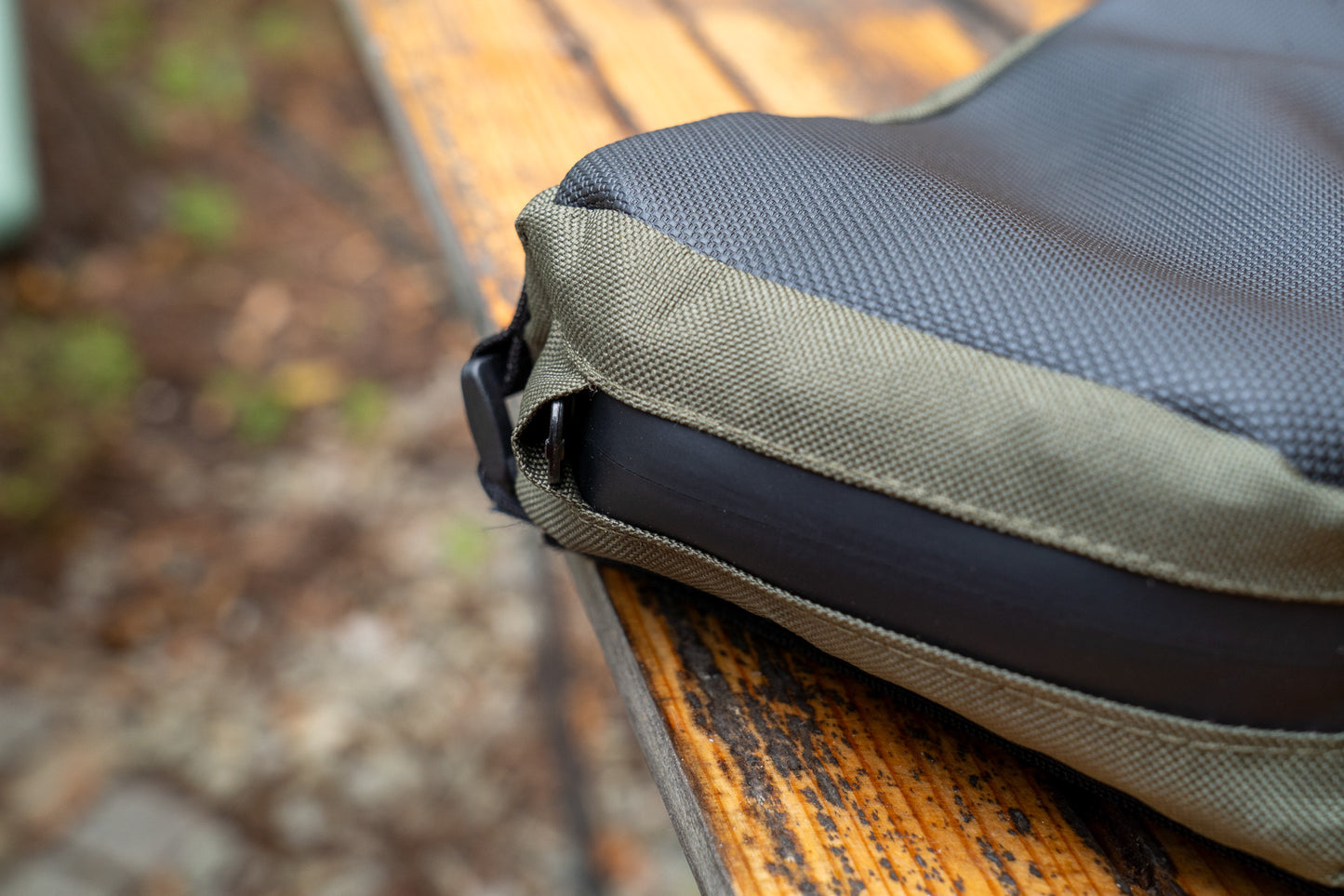 Mała poduszka strzelecka "Flat Bob" z paskami i wypełnieniem